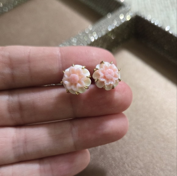 Gems En Vogue Sterling Pink Conch Shell Flower Stud Earrings - Picture 6 of 9